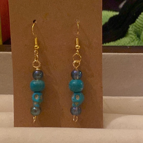 pretty beaches halloween earrings turquoise skull dangles - Picture 1 of 3